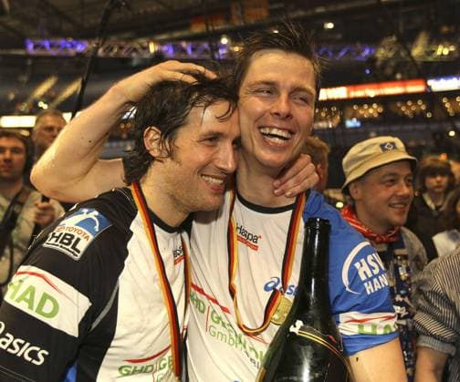 HSV Sieger Hans LINDBERG (re.) und Torsten JANSEN --- DHB Pokal - Final Four 2009 2010 Finale - HSV Hamburg (weiß) vs Rhein Neckar Löwen (gelb) 34:33 n.V. o0 Jubel Freude Siegerehrung Medaille