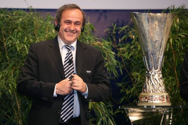 Football - soccer: UEFA Europa League, Cup Handover, Michel Platini ( Praesident UEFA FRA) , xHOCHxZWEIx xMichaelxKunkelx o0 Funktionär Pokal Trophäe o00 Objekte