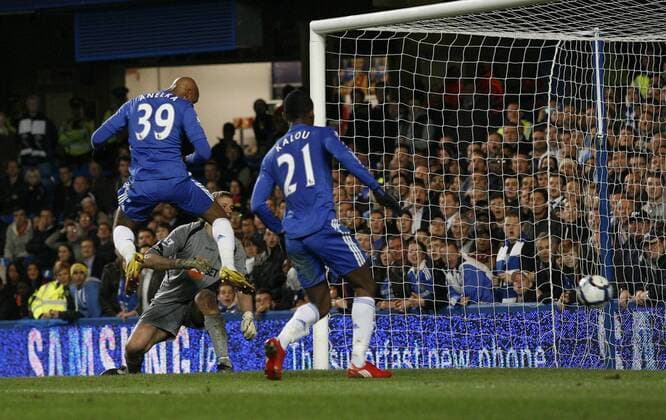 Chelsea s Nicolas Anelka (L) scoring his sides first goal Barclays - Premier League Chelsea FC (blue) v Bolton Wanderers 13th April, 2010 - EDITORIAL USE ONLY. No use with unauthorised audio, video, data, fixture lists, club league logos or live services. Online in-match use limited to 120 images, no video emulation. No use in betting, games or single club league player publications. o0 Tor