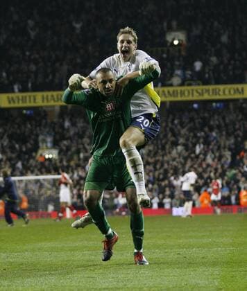 Tottenham s Heurelho Gomes (L) celebrates at the ending whistle with Michael Dawson Barclays Premier League Tottenham Hotspur (white) vs Arsenal London (red) 14th April, 2010 EDITORIAL USE ONLY. No use with unauthorised audio, video, data, fixture lists, club league logos or live services. Online in-match use limited to 120 images, no video emulation. No use in betting, games or single club league player publications. o00 Freude