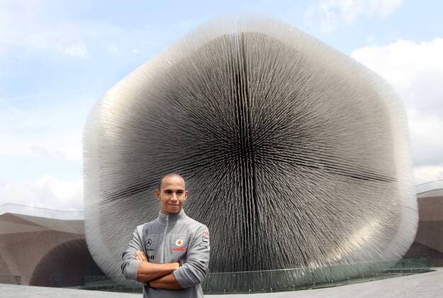 Great Britain s Lewis Hamilton of McLaren F1 team poses in front of the UK Pavilion in World Expo Park in Shanghai, east China, April 15, 2010. Hamilton is here for the F1 Grand Prix slated on Sunday.  o00 Gebäude, Architektur