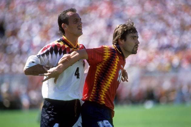 Jürgen Kohler (Deutschland, li.) gegen Julio Salinas (Spanien) Fußball WM Herren WM 1994, Länderspiel, Nationalteam, Nationaltrikot, Deutschland - Spanien 1:1 Gruppe Chicago Dynamik,