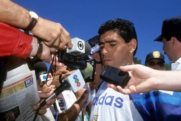 Diego Armando Maradona (Argentinien, re.) gibt ein Interview Fußball WM Herren WM 1994, Nationalteam, Training Gruppe Boston