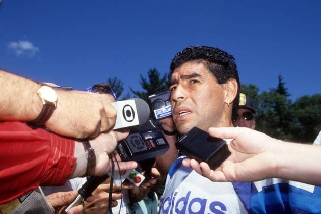 Diego Armando Maradona (Argentinien) gibt ein Interview Fußball WM Herren WM 1994, Nationalteam, Training Einzelbild Boston