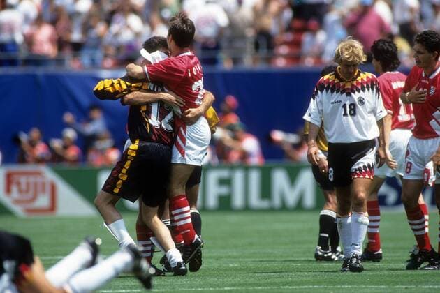 Schlussjubel Bulgarien mit Torwart Borislav Mikhailov und Velko Yotov, Jürgen Klinsmann (Deutschland, 2.v.re.) enttäuscht Fußball WM Herren WM 1994, Länderspiel, Nationalteam, Nationaltrikot, Bulgarien - Deutschland 2:1 Gruppe New York, New Jersey, NY, N.Y. Freude, Begeisterung, Enttäuschung,