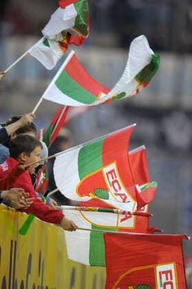 16.04.2010, Fussball 2.Liga, FC Augsburg: Junge FCA-Fans mit Vereinsfahnen feuern ihre Mannschaft an. o0 Zuschauer Fahne, Fanfahne, Objekte