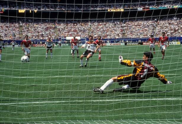 Lothar Matthäus (Deutschland) verwandelt den Elfmeter gegen Torwart Borislav Mikhailov (Bulgarien) und erzielt das Tor zum 0:1 Fußball WM Herren WM 1994, Länderspiel, Nationalteam, Nationaltrikot, Bulgarien - Deutschland 2:1 Totale New York, New Jersey, NY, N.Y. Dynamik,
