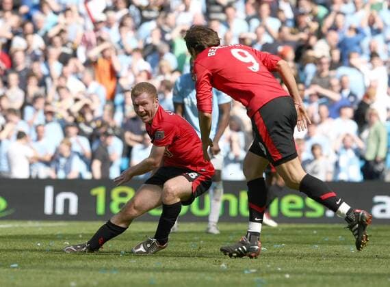 Premier League, Manchester City vs. Manchester United: Paul Scholes (L) celebrates his winning goal at the City of Manchester Stadium  o0 Jubel Freude o00 ManU