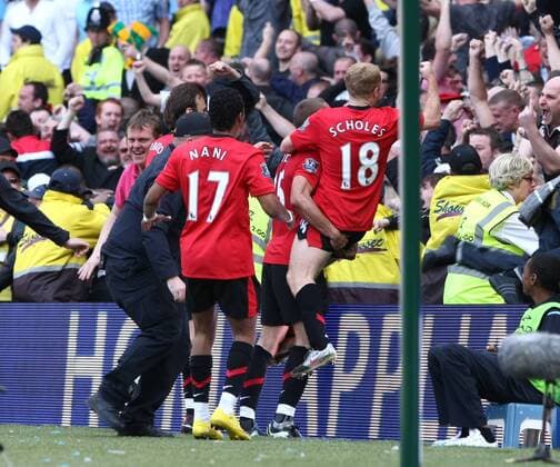 Premier League, Manchester City vs. Manchester United: Paul Scholes (R) of Manchester United celebrates his late winning goal in front of the Manchester United fans at the City of Manchester Stadium  o0 Jubel Freude o00 ManU