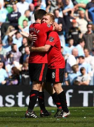 Premier League, Manchester City vs. Manchester United: Gary Neville (L) celebrates with goalscorer Paul Scholes of Manchester United at the City of Manchester Stadium  o0 Jubel Freude o00 ManU
