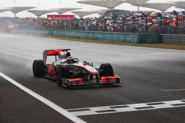 Zieldurchfahrt, Sieger Jenson Button, McLaren Mercedes, F1 GP China in Shanghai, 18.04.10