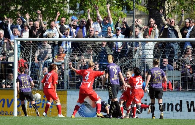 Frauen, Fußball, Champions League, Halbfinale (Rückspiel), 1. FFC Turbine Potsdam - FCR 2001 Duisburg, Tabea Kemme (3. v. r., Potsdam) erzielte das Tor zum 1:0, 18.04. 2010,