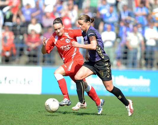 Frauen, Fußball, Champions League, Halbfinale (Rückspiel), 1. FFC Turbine Potsdam - FCR 2001 Duisburg, Josephine Henning (l., Potsdam) und Inka Grings (Duisburg), 18.04. 2010,