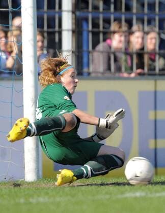 18.04.2010, Potsdam - Champions League 2009 2010 Halbfinale - 1. FFC Turbine Potsdam vs FCR 2001 Duisburg 3:1 i.E.: Torfrau Anna SARHOLZ (Potsdam) hält einen Elfmeter o0 Abwehr Frauenfußball