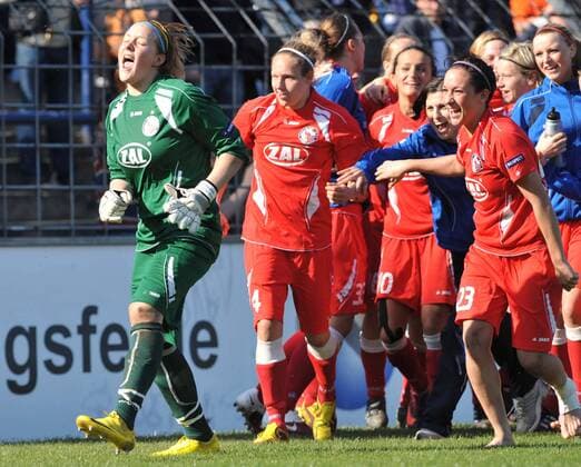 18.04.2010, Potsdam - Champions League 2009 2010 Halbfinale - 1. FFC Turbine Potsdam.: Torfrau Anna SARHOLZ (Potsdam, li.) wird nach drei gehaltenen Elfmetern von ihrem Team gefeiert o0 Jubel Freude Frauenfußball