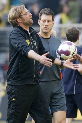 Trainer Jürgen KLOPP (Dortmund, li.) diskutiert nach Spielschluss mit Schiedsrichter Wolfgang STARK --- BVB Borussia Dortmund vs TSG 1899 Hoffenheim o0 Enttäuschung