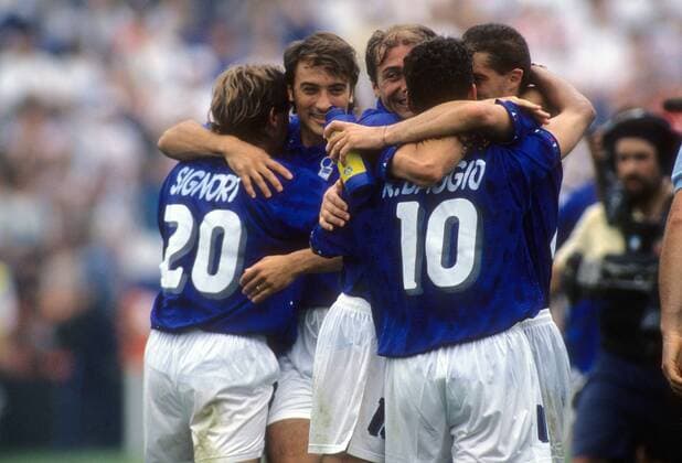 Schlussjubel Italien, v. li.: Giuseppe Signori, Pierluigi Casiraghi, Antonio Conte, Roberto Baggio Fußball WM Herren WM 1994, Länderspiel, Nationalteam, Nationaltrikot Gruppe Boston Freude, Begeisterung,