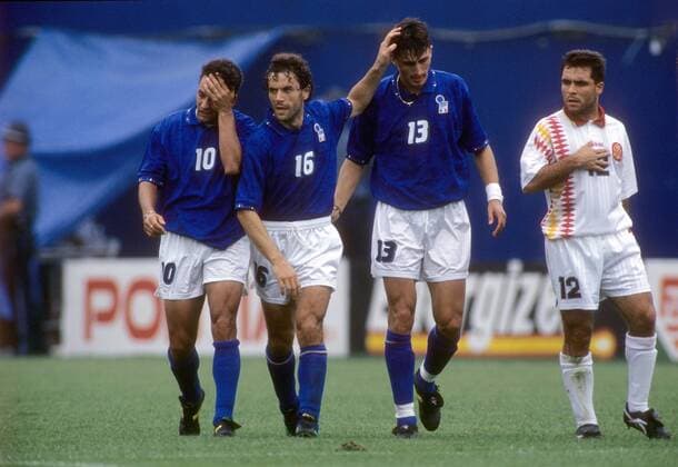 Torjubel Italien, v. li.: Roberto Baggio, Roberto Donadoni, Dino Baggio, re. Sergi (Spanien) Fußball WM Herren WM 1994, Länderspiel, Nationalteam, Nationaltrikot, Italien - Spanien 2:1 Gruppe Boston Freude,