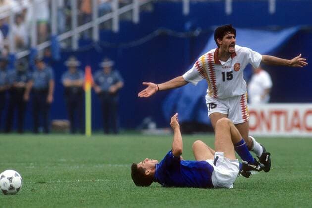 Nicola Berti (Italien) am Boden, Jose Luis Caminero (Spanien) beschwert sich Fußball WM Herren WM 1994, Länderspiel, Nationalteam, Nationaltrikot, Italien - Spanien 2:1 Gruppe Boston Freude, Begeisterung,