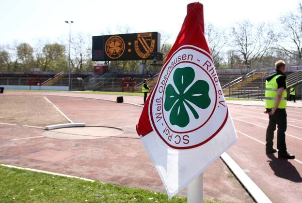 Fußball, Stadiongeschichte Rot-Weiß Oberhausen 18.04.2010, Oberhausen, Fussball, 2. Bundesliga, Rot Weiß Oberhausen (RWO) - FC Energie Cottbus. Eckfahne im Stadion Niederrhein Oberhausen. o0 Fahne, Vereinsfahne, Objekte, Anzeigetafel, Anzeige, Tafel, Stadionanzeige,