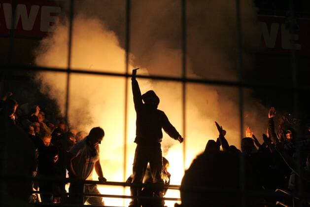 Köln, 16.04.2010 - Deutsche Fußball Liga (DFL), VFL Bochum: Bochum Fans sorgen für Krawall. o0 Symbol Randale Randalierer Ausschreitung Fanausschreitung Hool