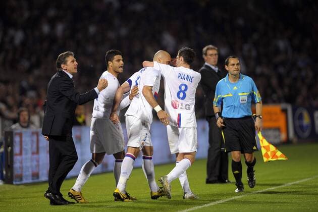 v.li.: Trainer Claude Puel, Ederson, Cris und Miralem Pjanic -Girondins Bordeaux (schwarz) vs. Olympique Lyon (weiß) - Ligue 1 -  JBAutissier o0 Jubel Freude