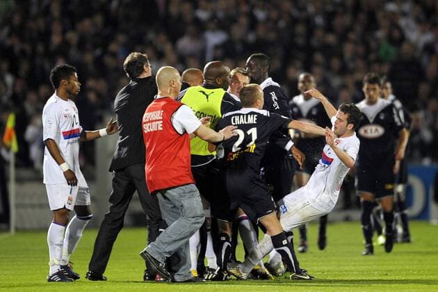 Mathieu Chalme (21) begeht eine Tätlichkeit an Miralem Pjanic (re.) - Girondins Bordeaux (schwarz) vs. Olympique Lyon (weiß) - Ligue 1 -  JBAutissier o0 Kampf Härte Spannung Streit