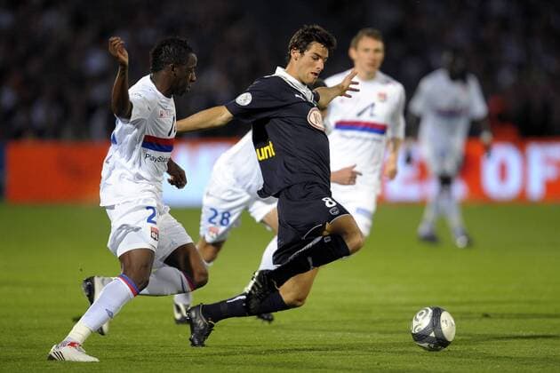 Aly Cissokho (li.) gegen Yoann Gourcuff - Girondins Bordeaux (schwarz) vs. Olympique Lyon (weiß) - Ligue 1 -  JBAutissier