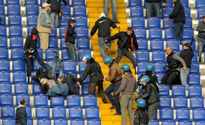 FUSSBALL INTERNATIONAL SERIE A SAISON 2009 2010 Lazio Rom - AS Rom 18.04.2010 Schlägerei zwischen den Rom Fans  o0 Krawall, Randale, Randalierer, Ausschreitung, Fanausschreitung Totale Fan, Zuschauer o0 Derby