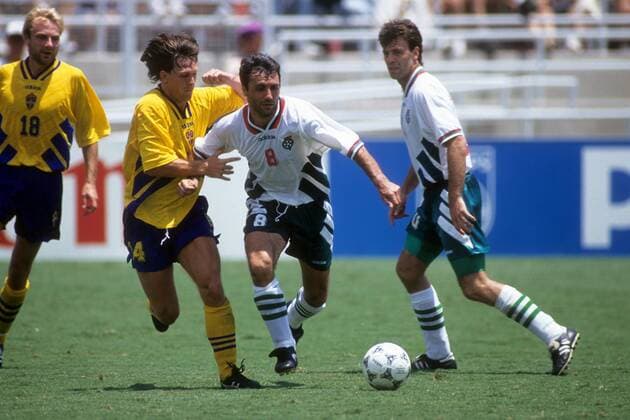 Pontus Kamark (Schweden, 2. v. li.) gegen Hristo Stoichkov (Bulgarien, 2. v. re.) Fußball WM Herren WM 1994, Länderspiel, Nationalteam, Nationaltrikot, Spiel um den dritten Platz, 3. Gruppe Los Angeles, LA, L.A. Dynamik, Kampf,