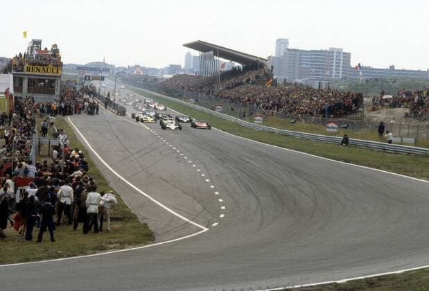 Start zum GP der Niederlande 1979 in Zandvoort: Alan Jones (Australien Williams Ford) in seinem Boliden führt das Starterfeld an -  Motorsport Grand Prix Herren Großer Preis der Niederlande 1979, Formel 1 WM, F1, F, GP Totale Zandvoort