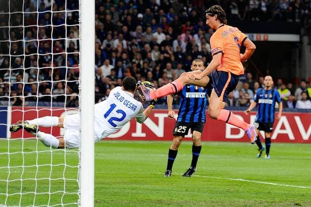 Mailand 20.04.2010 - Zlatan Ibrahimovic (re., FC Barcelona) kommt gegen Torwart Julio Cesar (Inter Mailand) zu spät  o0 Barca