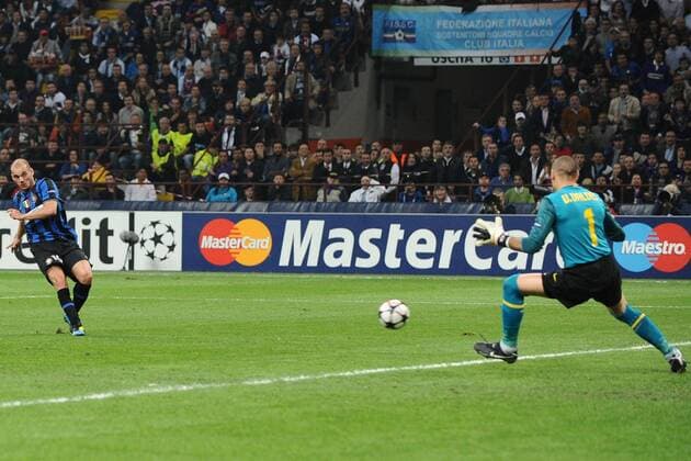 Mailand 20.04.2010 - Wesley Sneijder (li. Inter Mailand) bezwingt Torwart Victor Valdez (FC Barcelona) und schiebt zum 1:1 ein  o0 Tor, Treffer, Gegentor o00 Sponsor Wirtschaft Mastercard