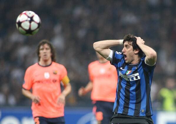 Inter Mailand (blau) - FC Barcelona (orange), Diego Milito (Inter Mailand) fassungslos 