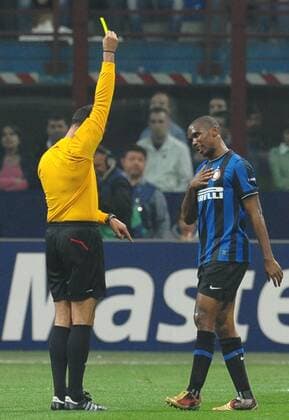 SAMUEL ETO O und Schiedsrichter ARBITRO BENQUERENCA (Portugal), Inter Mailand (blau) - FC Barcelona (orange), ANDREAXSTACCIOLI o0 gelbe Karte Etoo