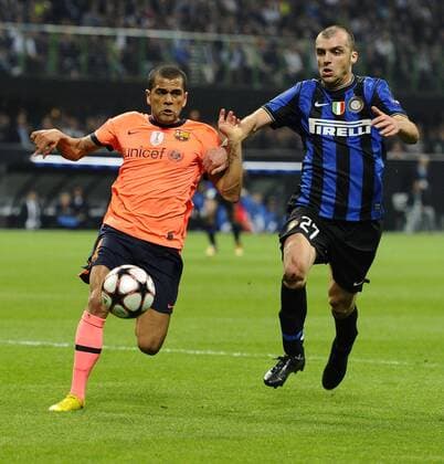Daniel Alves (li., Barca) gegen Goran Pandev (Inter Mailand) , Inter Mailand (blau) - FC Barcelona (orange), BIBI o00 Dani