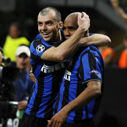 Maicon (re.) und Goran Pandev (beide Inter Mailand) - Torjubel Inter Mailand (blau) - FC Barcelona (orange),  o0 Jubel, Freude