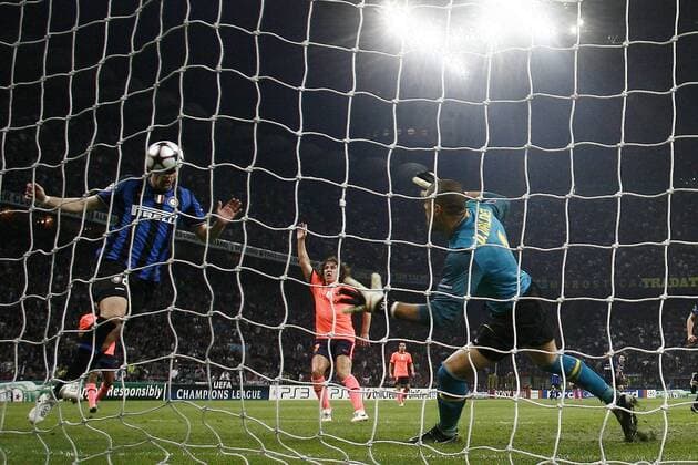 Tor zum 3:1 durch Diego Milito (li., Inter Mailand) Inter Mailand (blau) - FC Barcelona (orange),  o0 Hintertor, Hintertorkamera, Hintertorperspektive Tor, Treffer, Gegentor Barca