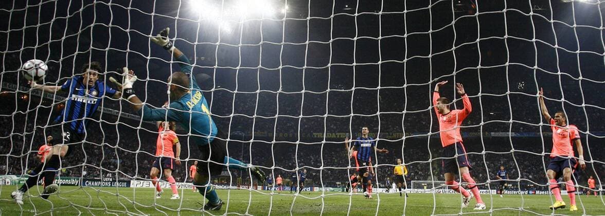 Tor zum 3:1 durch Diego Milito (li., Inter Mailand) Inter Mailand (blau) - FC Barcelona (orange),  o0 Hintertor, Hintertorkamera, Hintertorperspektive Tor, Treffer, Gegentor Barca
