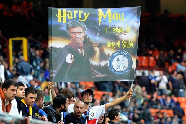 Inter Mailand - Fans huldigen Trainer Jose Mourinho als Harry Potter-  o0 Zuschauer Plakat Fanplakat Transparent Idol Bild Abbild Konterfei