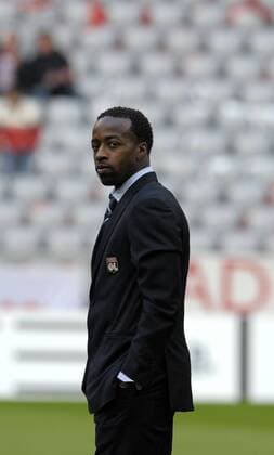 21.04.2010, Championsleague Halbfinale Hinspiel, FC Bayern München - Olympique Lyon, in der Münchner Allianz-Arena, Sidney Govou (Lyon) nachdenklich vor dem Spiel.