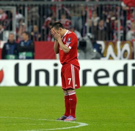 21.04.2010, Championsleague Halbfinale Hinspiel, FC Bayern München - Olympique Lyon, in der Münchner Allianz-Arena, Franck Ribery (München) betet vor dem Spiel. o0 Glaube Religion Islam