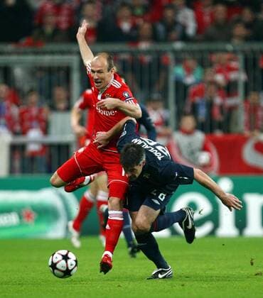 21. April 2010: Muenchen, Allianz Arena: Fussball Champions League (Halbfinale, Hinspiel): FC Bayern Muenchen - Olympique Lyon: Muenchens Arjen Robben (L) gegen Lyons Jeremy Toulalan