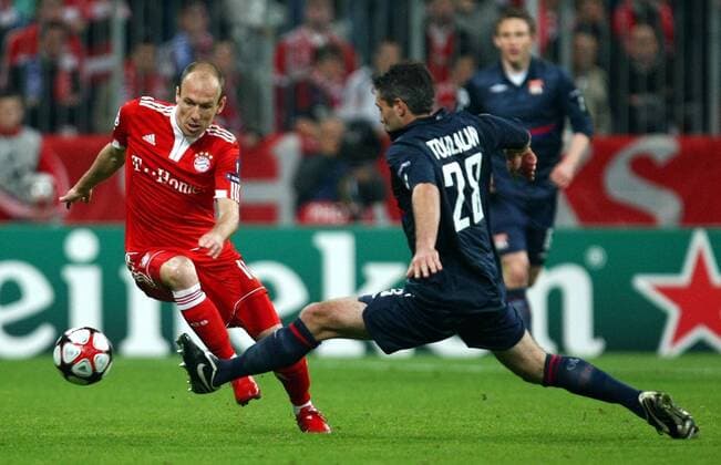 21. April 2010: Muenchen, Allianz Arena: Fussball Champions League (Halbfinale, Hinspiel): FC Bayern Muenchen - Olympique Lyon: Muenchens Arjen Robben (L) gegen Lyons Jeremy Toulalan