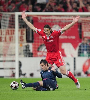 FUSSBALL International Champions League Hinspiel SAISON 2009 2010 FC Bayern Muenchen - Olympique Lyon 21.04.2010 Daniel van Buyten (FCB) gegen Cesar Delgado (Boden, Lyon) 