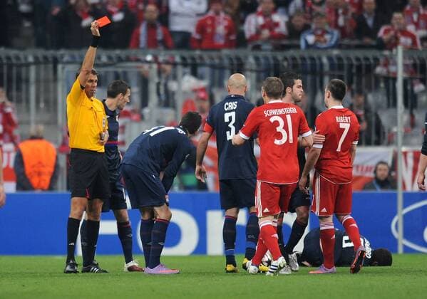 FUSSBALL International Champions League Hinspiel SAISON 2009 2010 FC Bayern Muenchen - Olympique Lyon 21.04.2010 Schiri Roberto Rosetti (ITA) zeigt Franck Ribery (FCB, R) die ROTE KARTE nach dem Foul an Lisandro Lopez (Lyon)  o0 enttäuscht verletzt