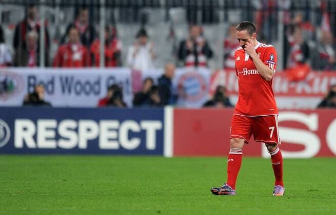 FUSSBALL International Champions League Hinspiel SAISON 2009 2010 FC Bayern Muenchen - Olympique Lyon 21.04.2010 geht in die Kabine Franck Ribery (FCB) nach dem er die ROTE KARTE gezeigt bekamm  o0 enttäuscht o00 Schriftzug respect