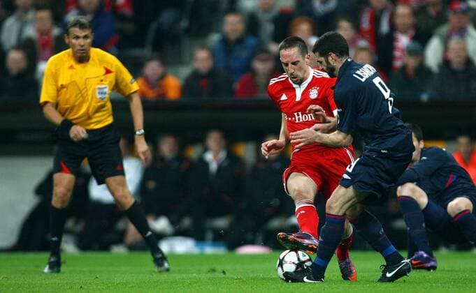 21. April 2010: Muenchen, Allianz Arena: Fussball Champions League (Halbfinale, Hinspiel): FC Bayern Muenchen - Olympique Lyon: Muenchens Franck Ribery (L) tritt Lyons Lisandro Lopez aufs Schienbein und bekommt von Schiedsrichter Roberto Rosetti ITA, (links) daraufhin die Rote Karte gezeigt o0 Foulspiel, gefoult
