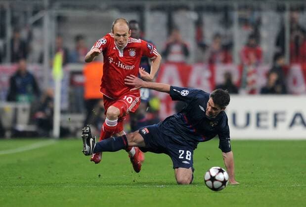 FUSSBALL International Champions League Hinspiel SAISON 2009 2010 FC Bayern Muenchen - Olympique Lyon 21.04.2010 Arjen Robben (li., FCB) gegen Jeremy Toulalan (re., Lyon) 