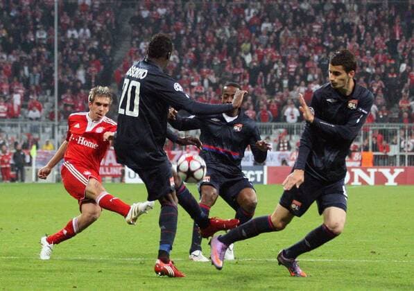 Champions League, Saison 2009 2010, Halbfinale, Hinspiel, FC Bayern München - Olympique Lyon 1-0, v.l. Philipp Lahm, FC Bayern, Aly Cissokho, Olympique Lyon, Michel Bastos, Olympique Lyon, Miralem Pjanic, Olympique Lyon,